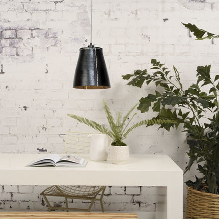 Suspension Amazon en caoutchouc recyclé noir au-dessus d'une console blanche avec plantes vertes