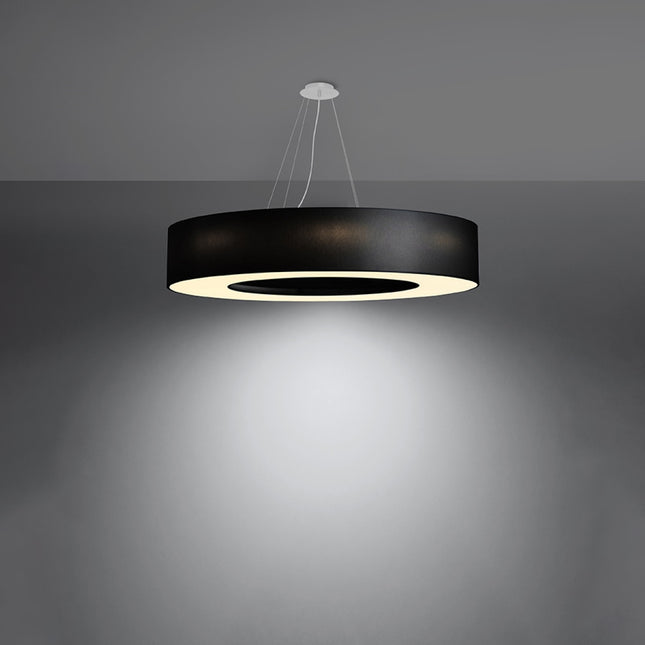 Suspension Saturne en tissu noir allumée diffusant une lumière chaude vers le bas