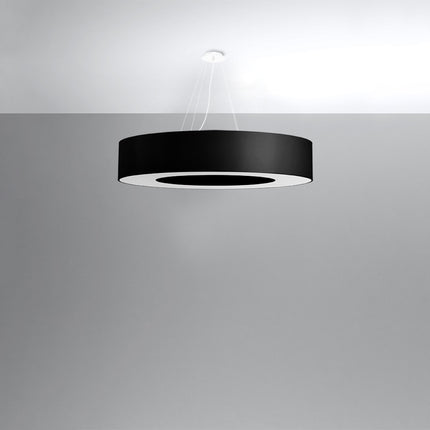 Anneau lumineux Saturne noir vu de trois quarts sous un plafond clair