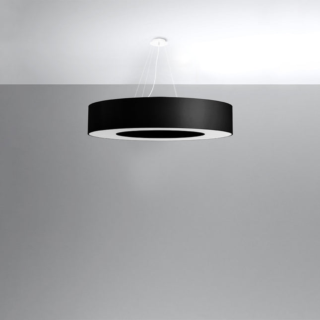 Anneau lumineux Saturne noir vu de trois quarts sous un plafond clair