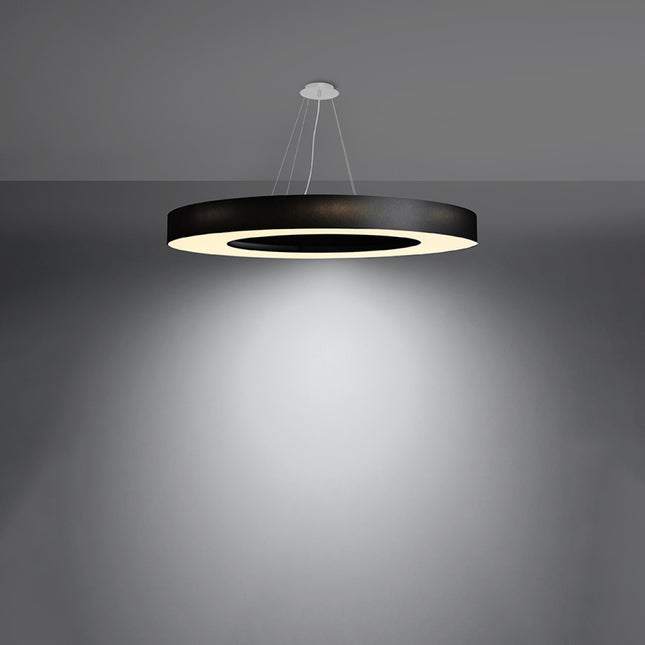 Suspension anneau Saturne allumée, lumière douce diffusée vers le bas dans un salon