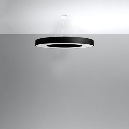 Suspension anneau tissu noir Saturne suspendue au plafond dans un intérieur épuré