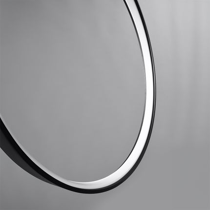 Suspension Anneau Solis 110 cm allumée, halo LED dans une ambiance tamisée