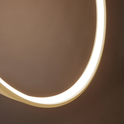 Détail du halo LED continu de la suspension Anneau Solis dorée