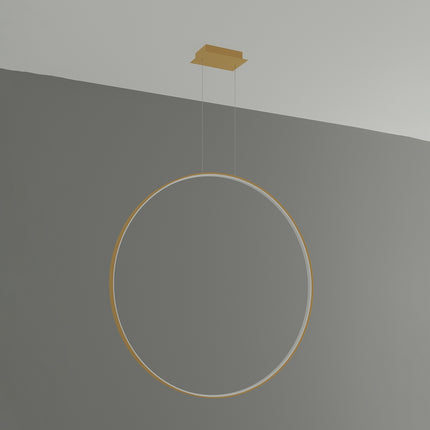 Suspension Anneau Solis 110 cm en aluminium doré, large halo LED, sur fond gris épuré