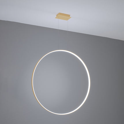 Grande suspension anneau doré Anneau Solis allumée, halo lumineux continu sur mur gris