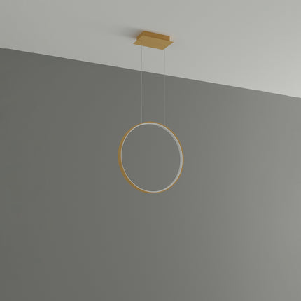 Suspension Anneau Solis 55 cm en aluminium doré, fin halo LED, sur fond gris épuré