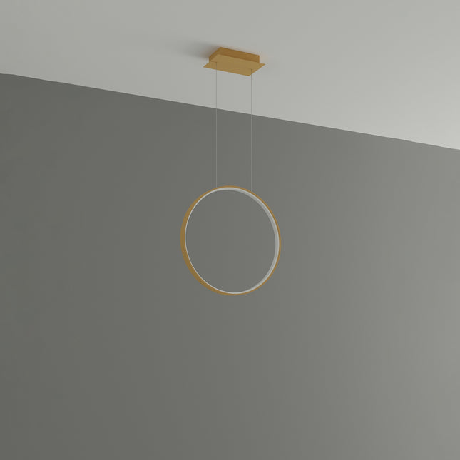 Suspension Anneau Solis 55 cm en aluminium doré, fin halo LED, sur fond gris épuré