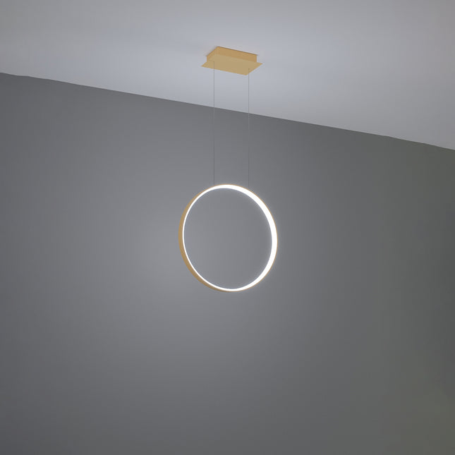Suspension anneau doré Anneau Solis allumée, halo lumineux continu sur mur gris