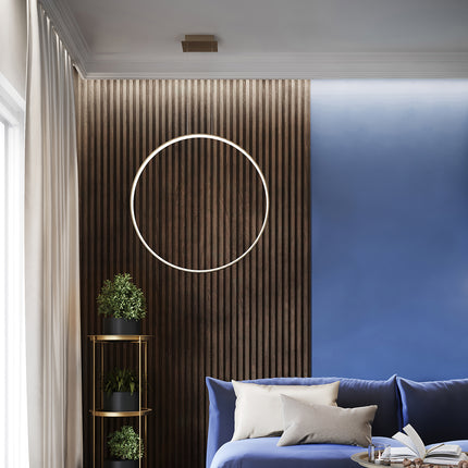 Suspension anneau doré Anneau Solis au-dessus d'une banquette bleue, mur en lattes de bois