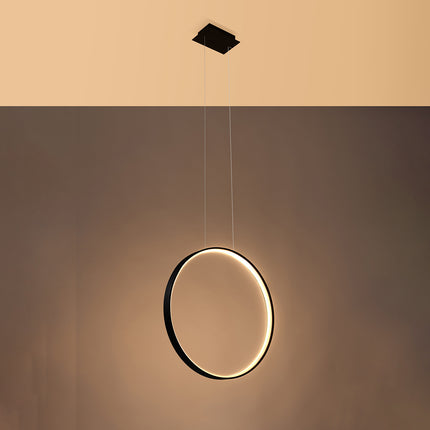 Suspension Anneau Solis 55 cm noire allumée, halo LED chaud dans une ambiance tamisée