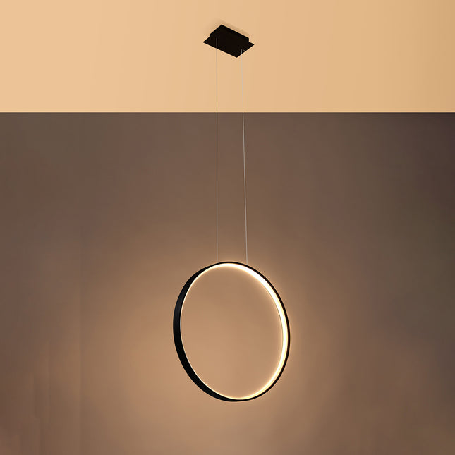 Suspension Anneau Solis 55 cm noire allumée, halo LED chaud dans une ambiance tamisée
