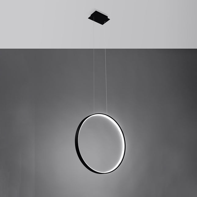 Suspension Anneau Solis 55 cm noire allumée, halo LED dans une ambiance tamisée