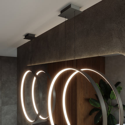 Suspension Anneau Solis 55 cm noire allumée dans une salle de bain contemporaine