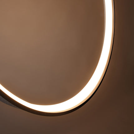 Suspension Anneau Solis 78 cm allumée, anneau vertical vu de trois quarts
