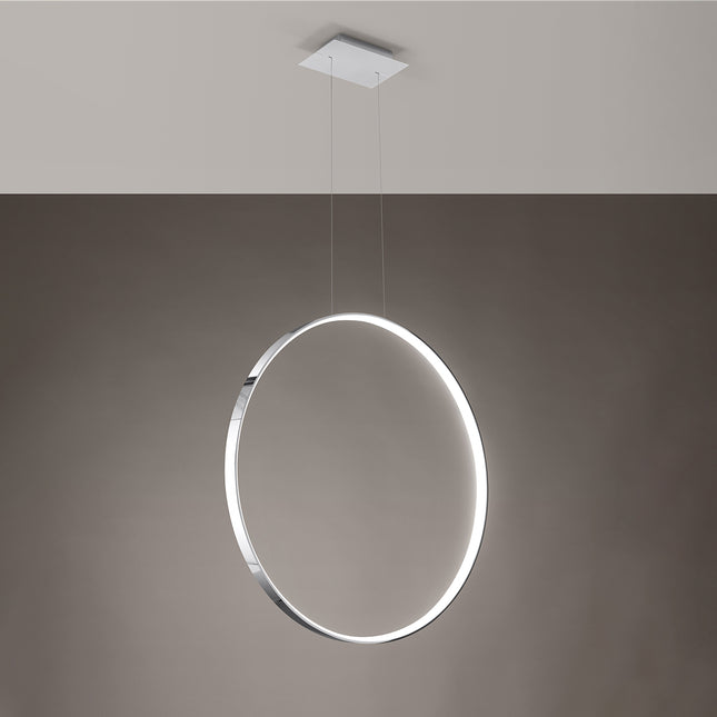 Suspension anneau chromé Anneau Solis allumée, halo lumineux continu sur fond gris