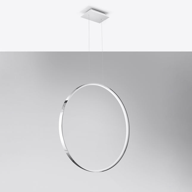 Suspension Anneau Solis 78 cm en aluminium chromé brillant, halo LED, fond gris