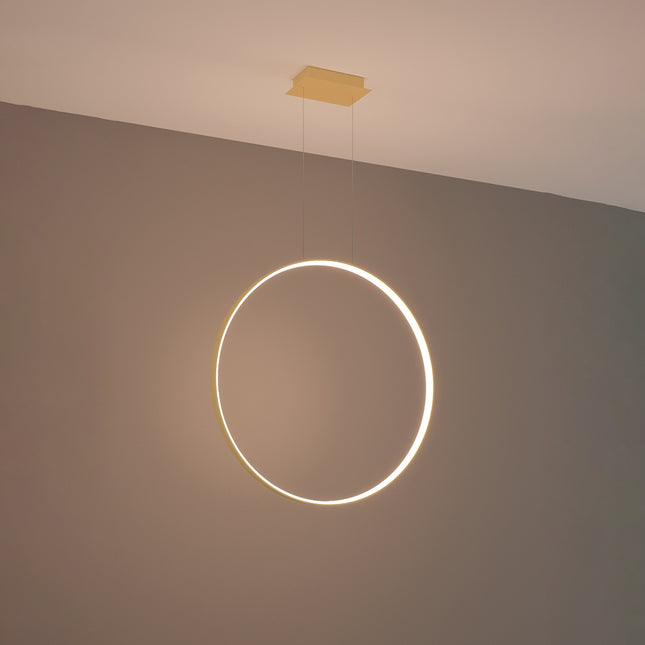 Suspension anneau doré Anneau Solis allumée, halo lumineux continu sur mur gris
