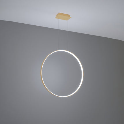 Suspension anneau doré Anneau Solis allumée, halo lumineux continu sur mur gris