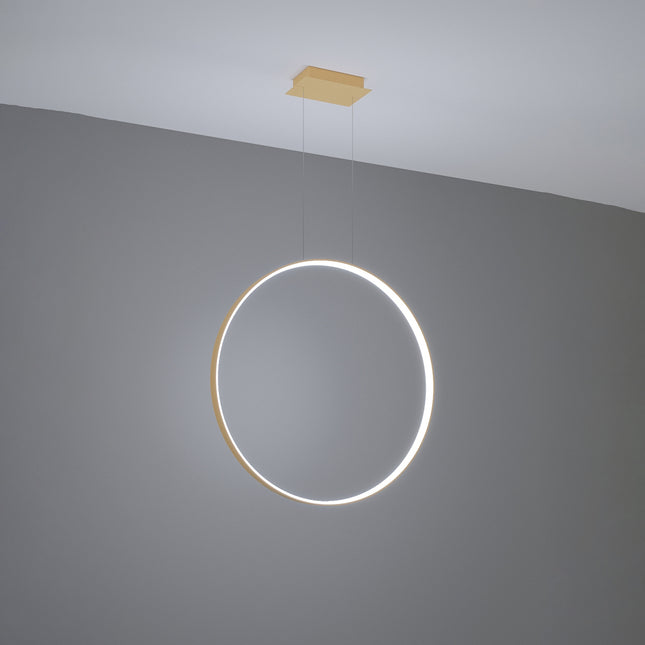Suspension anneau doré Anneau Solis allumée, halo lumineux continu sur mur gris