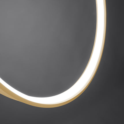 Détail du halo LED continu de la suspension Anneau Solis dorée