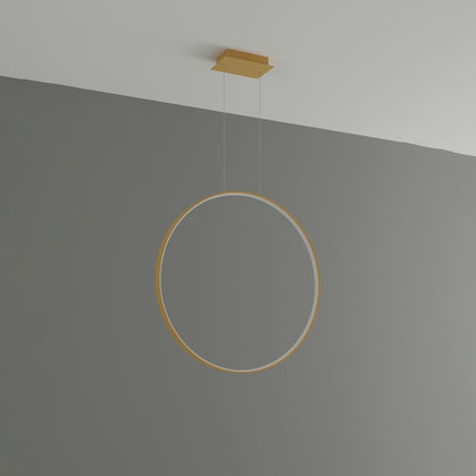 Suspension Anneau Solis 78 cm en aluminium doré, fin halo LED, sur fond gris épuré