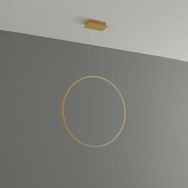 Suspension Anneau Solis 78 cm en aluminium doré, fin halo LED, sur fond gris épuré