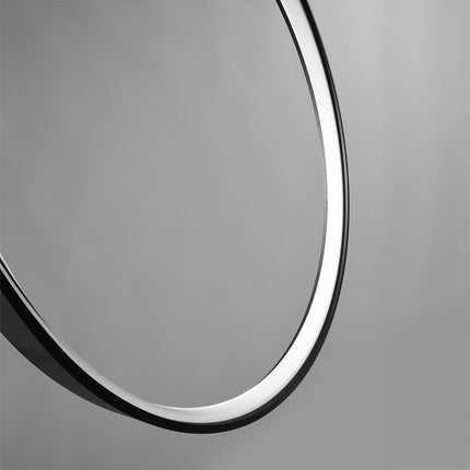 Suspension Anneau Solis 78 cm noire allumée, halo LED dans une ambiance tamisée