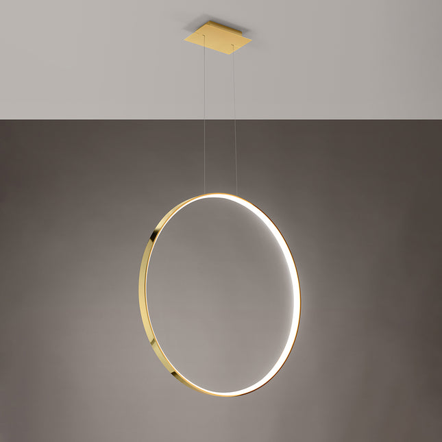 Suspension anneau or poli Anneau Solis allumée, halo lumineux continu sur fond gris