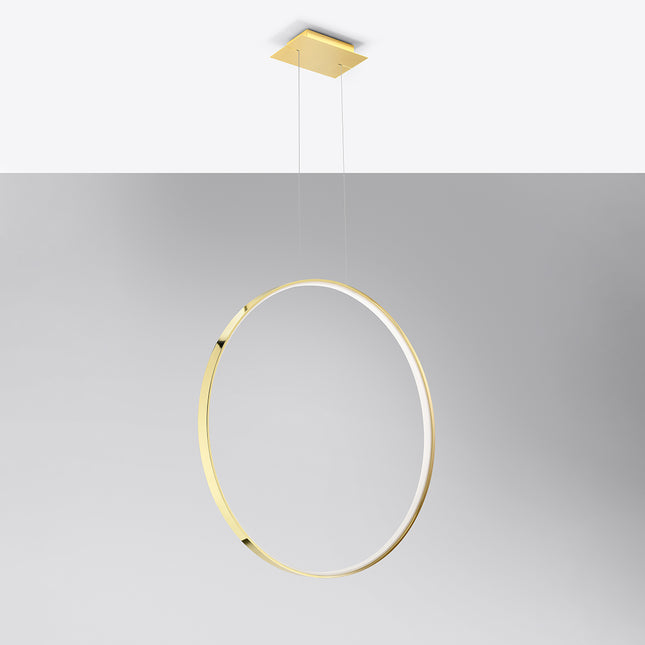 Suspension Anneau Solis 78 cm en aluminium or poli brillant, halo LED, fond gris