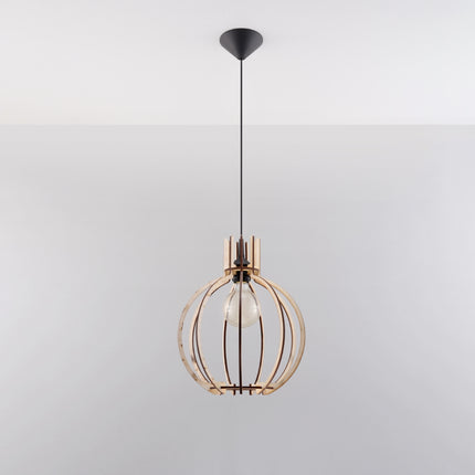 Suspension Arancia en bois naturel dans un salon contemporain
