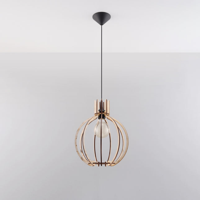 Suspension Arancia en bois naturel dans un salon contemporain