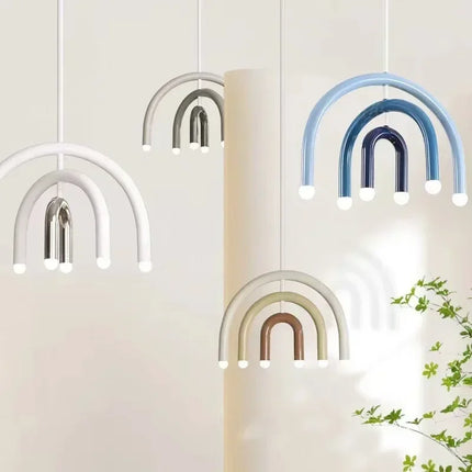 Suspension arc-en-ciel colorée dans une chambre pour une touche design et joyeuse.