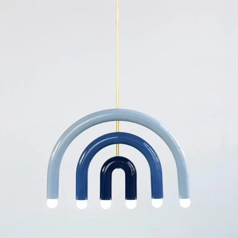 Suspension arc-en-ciel minimaliste avec un design coloré, idéale pour un éclairage créatif dans le salon ou la chambre.