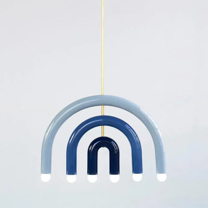 Suspension arc-en-ciel minimaliste au design coloré pour un éclairage créatif au salon.