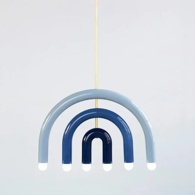 Suspension arc-en-ciel minimaliste au design coloré pour un éclairage créatif au salon.