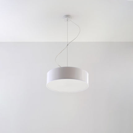 Suspension Arène 35 blanche au-dessus d'une table de salle à manger