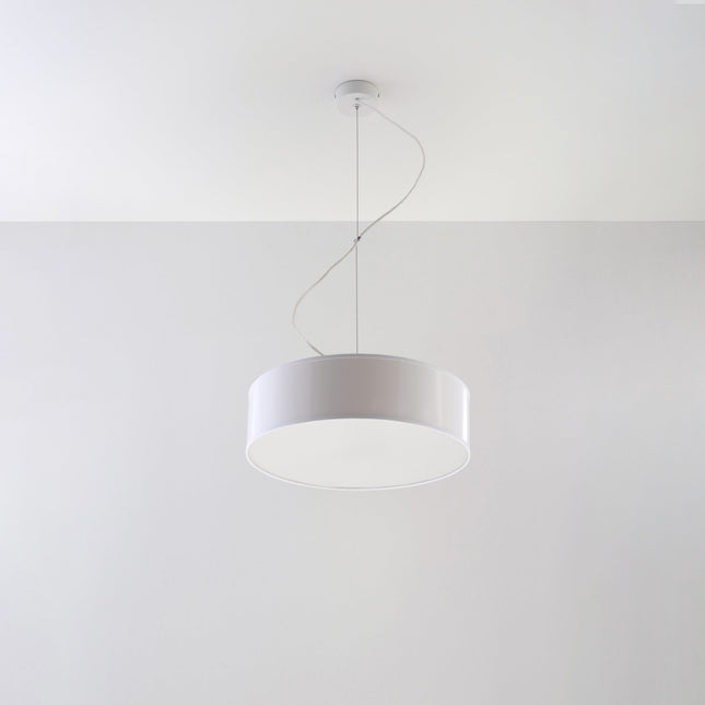 Suspension Arène 35 blanche au-dessus d'une table de salle à manger