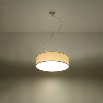 Suspension Arène 35 blanche dans un salon contemporain