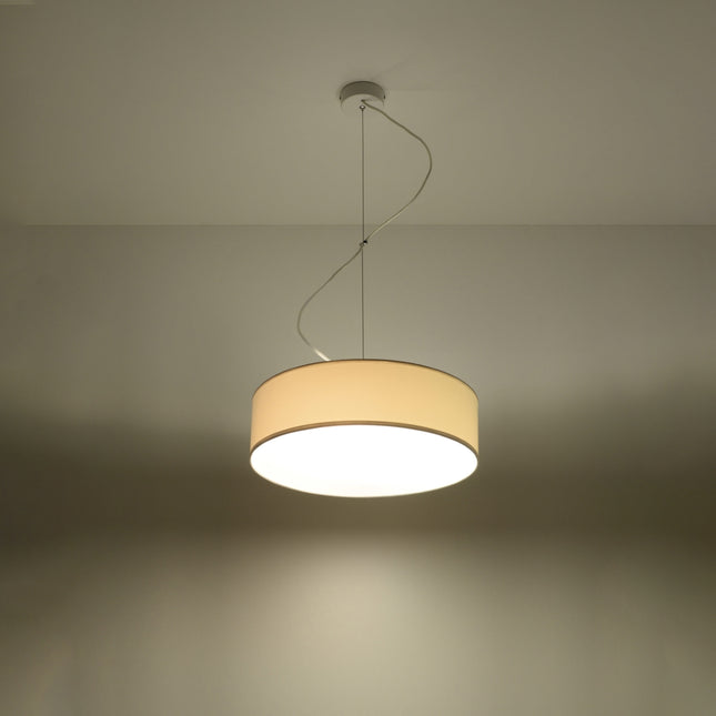 Suspension Arène 35 blanche dans un salon contemporain