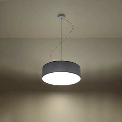 Suspension Arène 35 grise dans un salon contemporain