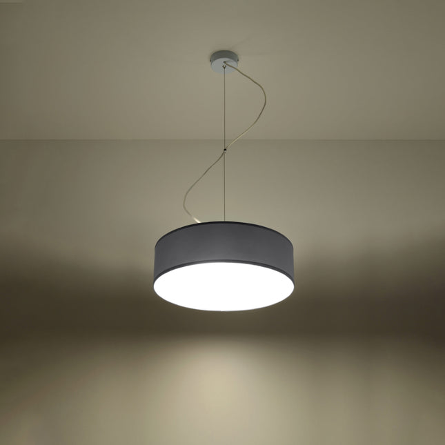 Suspension Arène 35 grise dans un salon contemporain