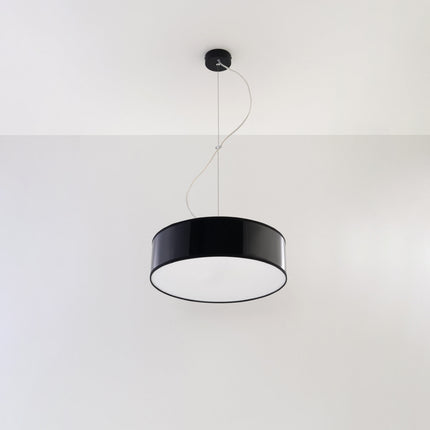 Suspension Arène 35 noire au-dessus d'une table de salle à manger