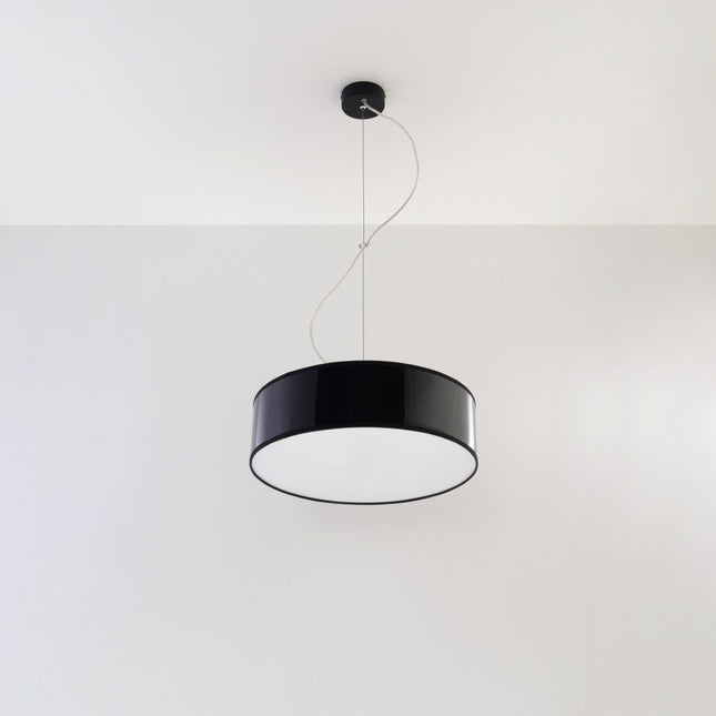 Suspension Arène 35 noire au-dessus d'une table de salle à manger