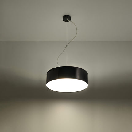 Suspension Arène 35 noire dans un salon contemporain