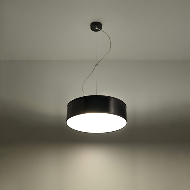 Suspension Arène 35 noire dans un salon contemporain