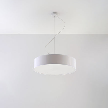 Suspension Arène 45 blanche au-dessus d'une table de salle à manger