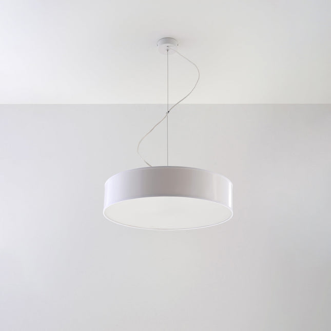 Suspension Arène 45 blanche au-dessus d'une table de salle à manger