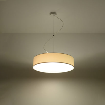 Suspension Arène 45 blanche dans un salon contemporain