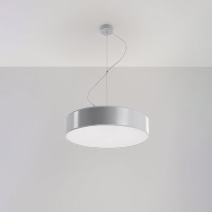 Suspension Arène 45 grise au-dessus d'une table de salle à manger